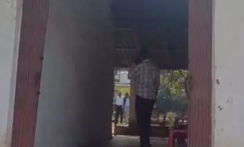 प्रिंसिपल ने गंदे नियत से किया टच, छात्रा फंदे में झूली