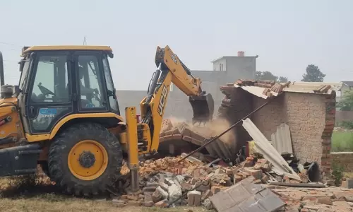 Bareilly: अवैध निर्माण के खिलाफ दो दिन में आठ बुलडोजर चले