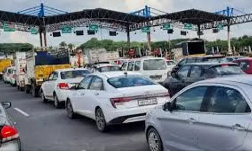 Bareilly: फरीदपुर टोल पर जाम, मंत्री का काफिला फंसा Bareilly: फरीदपुर टोल पर जाम, मंत्री का काफिला फंसा