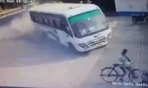Etawah: तेज रफ्तार बस से बाल-बाल बचा साइकिल सवार Etawah: तेज रफ्तार बस से बाल-बाल बचा साइकिल सवार