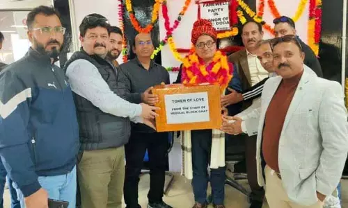 CMO डोडा को रिटायरमेंट पर शानदार विदाई दी गई CMO डोडा को रिटायरमेंट पर शानदार विदाई दी गई