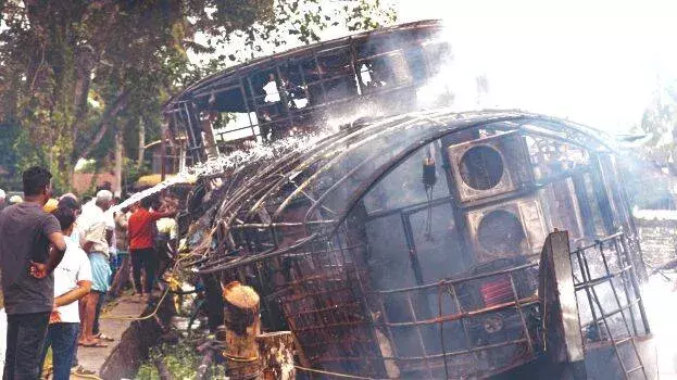 kerala में हाउसबोट में अचानक आग, रेस्क्यू टीम की तेजी से कपल को बचाया गया kerala में हाउसबोट में अचानक आग, रेस्क्यू टीम की तेजी से कपल को बचाया गया