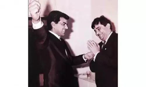 करीना कपूर ने मशहूर एक्टर धर्मेंद्र और राज कपूर की पुरानी तस्वीरें शेयर कीं