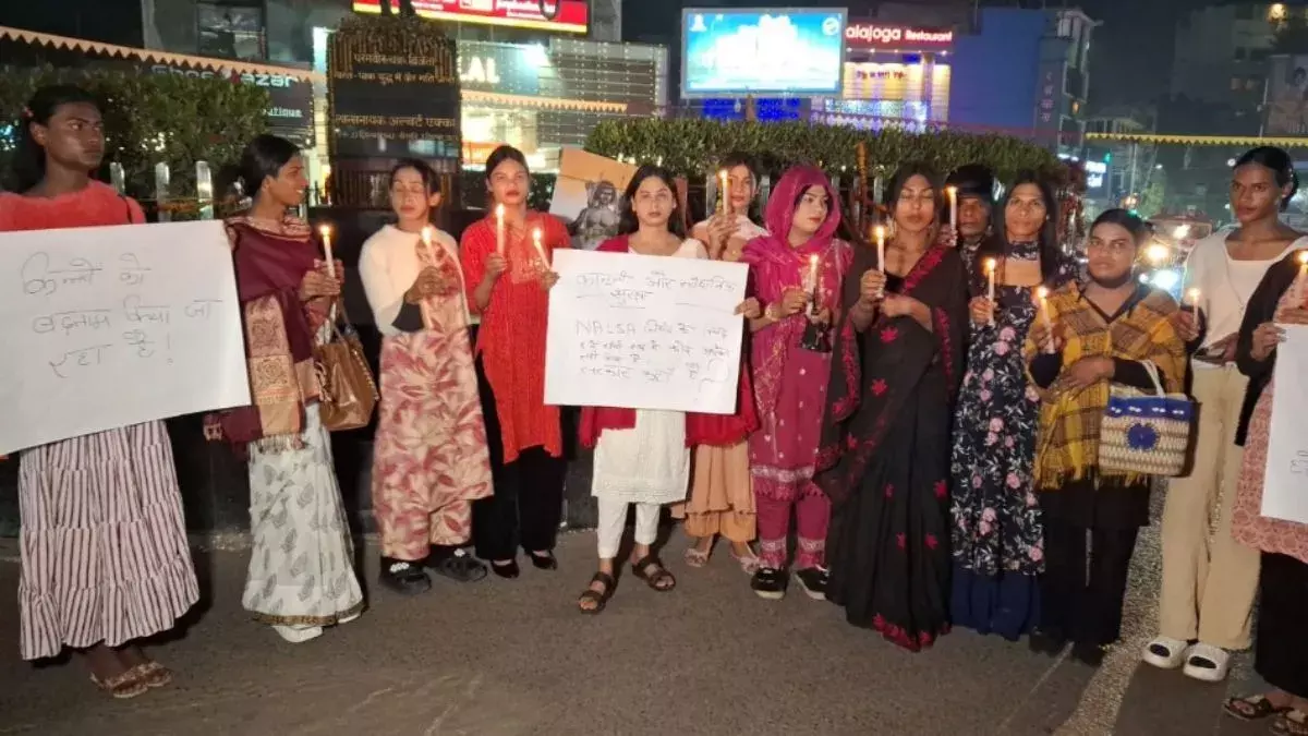 Ranchi: पुलिस कार्रवाई के विरोध में सड़क पर उतरे किन्नर Ranchi: पुलिस कार्रवाई के विरोध में सड़क पर उतरे किन्नर