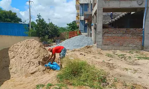 रेत की फिर कमी: लोगों का विरोध प्रदर्शन
