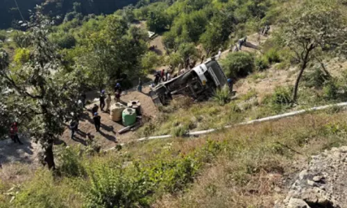 Uttarakhand: टिहरी में बस खाई में गिरने से पांच की मौत और 17 घायल