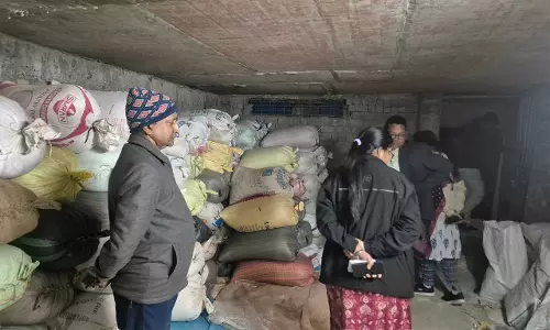 गोदाम में अवैध तरीके से रखे 300 बोरा धान जब्त