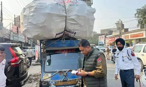 Amritsar: शहर के इलाकों और चौकों पर अक्सर होने वाली अव्यवस्था को दूर करने के लिए ट्रैफिक पुलिस Amritsar: शहर के इलाकों और चौकों पर अक्सर होने वाली अव्यवस्था को दूर करने के लिए ट्रैफिक पुलिस