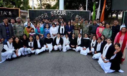 Kashmiri प्रवासी छात्रों ने सुचेतगढ़ बॉर्डर पर बीटिंग रिट्रीट का अनुभव किया