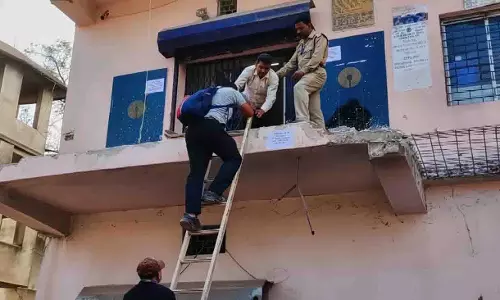 भद्रक: तोड़फोड़ के बाद ग्राहकों ने SBI ब्रांच तक सीढ़ी से पहुंच बनाई भद्रक: तोड़फोड़ के बाद ग्राहकों ने SBI ब्रांच तक सीढ़ी से पहुंच बनाई