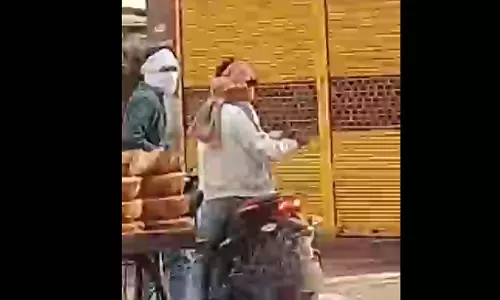 बाजार में नकाबपोश बाइक सवार बदमाशों ने दहशत फैलाई, ताबड़तोड़ फायरिंग, LIVE मंजर... बाजार में नकाबपोश बाइक सवार बदमाशों ने दहशत फैलाई, ताबड़तोड़ फायरिंग, LIVE मंजर...