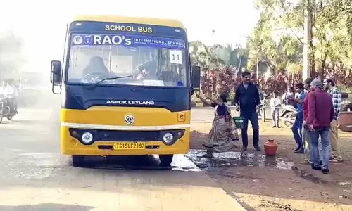 Zaheerabad में स्कूल बस में आग लगने पर ड्राइवर की तुरंत कार्रवाई से बच्चों की जान बची Zaheerabad में स्कूल बस में आग लगने पर ड्राइवर की तुरंत कार्रवाई से बच्चों की जान बची