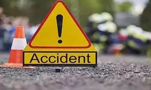 तूप्रान के पास NH-44 पुल से कंटेनर लॉरी फिसली, ड्राइवर और हेल्पर बच गए