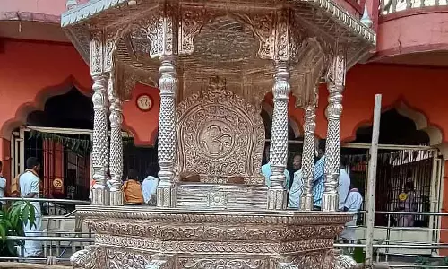 भद्रकाली अम्मा का त्यौहार: चांदी का रथ खींचती महिलाएं