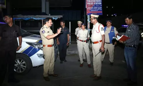 Police कमिश्नर के अचानक आधी रात के ऑपरेशन से टोलिचोकी, लैंगर हौज़ में निगरानी कड़ी कर दी गई Police कमिश्नर के अचानक आधी रात के ऑपरेशन से टोलिचोकी, लैंगर हौज़ में निगरानी कड़ी कर दी गई