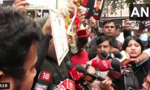 Delhi Student Suicide: पिता ने विरोध किया, बेटे के मेडल और सर्टिफिकेट दिखाए Delhi Student Suicide: पिता ने विरोध किया, बेटे के मेडल और सर्टिफिकेट दिखाए