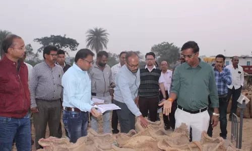 कलेक्टर डॉ. संजय कन्नौजे ने देवगांव धान खरीदी केन्द्र का आकस्मिक किया निरीक्षण कलेक्टर डॉ. संजय कन्नौजे ने देवगांव धान खरीदी केन्द्र का आकस्मिक किया निरीक्षण