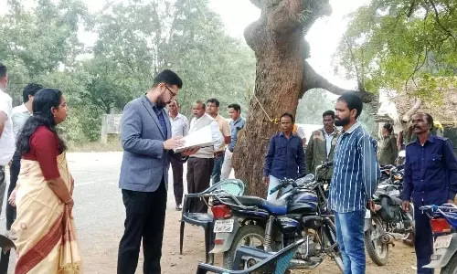 कलेक्टर ने महासमुंद के धान उपार्जन केन्द्रों और अंतर्राज्यीय चेक पोस्ट का किया निरीक्षण कलेक्टर ने महासमुंद के धान उपार्जन केन्द्रों और अंतर्राज्यीय चेक पोस्ट का किया निरीक्षण