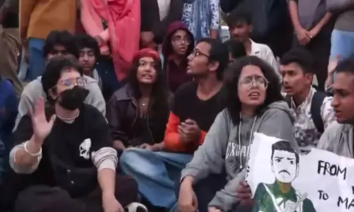 India Gate protest: पुलिसकर्मियों पर पेपर स्प्रे का आरोप, 22 गिरफ्तार India Gate protest: पुलिसकर्मियों पर पेपर स्प्रे का आरोप, 22 गिरफ्तार