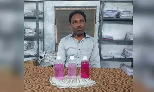 सहायक श्रम अधिकारी को ACB ने 15 हजार रुपये की रिश्वत लेते पकड़ा सहायक श्रम अधिकारी को ACB ने 15 हजार रुपये की रिश्वत लेते पकड़ा