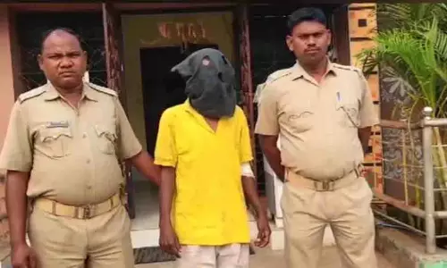 Angul: 5 साल की बच्ची से रेप की कोशिश, आरोपी पकड़ा और पीटा गया Angul: 5 साल की बच्ची से रेप की कोशिश, आरोपी पकड़ा और पीटा गया