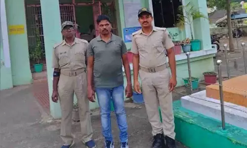 Berhampur में पुलिस कांस्टेबल बनकर पैसे ऐंठने वाला व्यक्ति गिरफ्तार