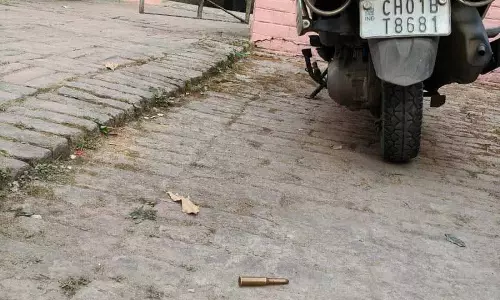 Chandigarh: सेक्टर 29 हाउसिंग कॉलोनी में एक घर के बाहर 4 जिंदा कारतूस मिले Chandigarh: सेक्टर 29 हाउसिंग कॉलोनी में एक घर के बाहर 4 जिंदा कारतूस मिले