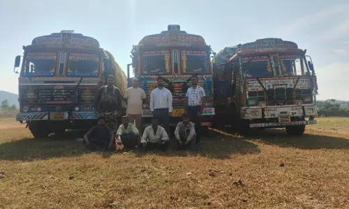 बीजापुर में सीमावर्ती चेकपोस्ट पर कार्रवाई, 765 क्विंटल धान से भरे 3 ट्रक जब्त बीजापुर में सीमावर्ती चेकपोस्ट पर कार्रवाई, 765 क्विंटल धान से भरे 3 ट्रक जब्त