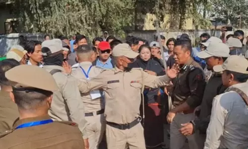 Manipur: विस्थापितों और सुरक्षा बलों की झड़प, दो पुलिसकर्मी सहित 7 घायल Manipur: विस्थापितों और सुरक्षा बलों की झड़प, दो पुलिसकर्मी सहित 7 घायल