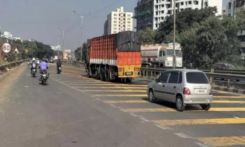 Navle Bridge पर कार पलटी, यात्री सुरक्षित