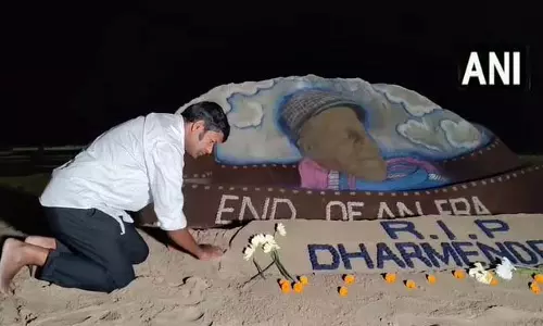 रेत कलाकार सुदर्शन पटनायक ने धर्मेंद्र को 5 फीट ऊँची रेत की मूर्ति बनाकर दी श्रद्धांजलि