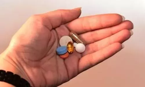 दवा निगलने के बाद सीने में जलन? वजह हो सकती है गोली का बीच में अटकना दवा निगलने के बाद सीने में जलन? वजह हो सकती है गोली का बीच में अटकना