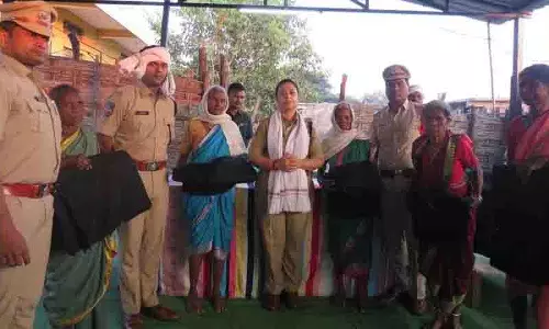 एसपी नितिका पंत ने आसिफाबाद में कंबल और स्पोर्ट्स किट बांटे एसपी नितिका पंत ने आसिफाबाद में कंबल और स्पोर्ट्स किट बांटे