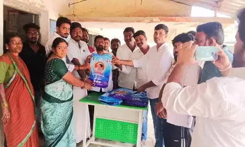 Congress नेताओं ने मुनिपल्ली के सरकारी स्कूलों में खुलेआम इंदिराम्मा साड़ियां बांटीं