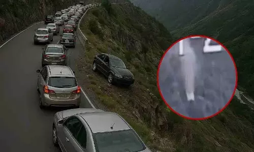 एक कार का कंट्रोल खो गया और वह घाटी में गिर गई.. आगे क्या हुआ? एक कार का कंट्रोल खो गया और वह घाटी में गिर गई.. आगे क्या हुआ?