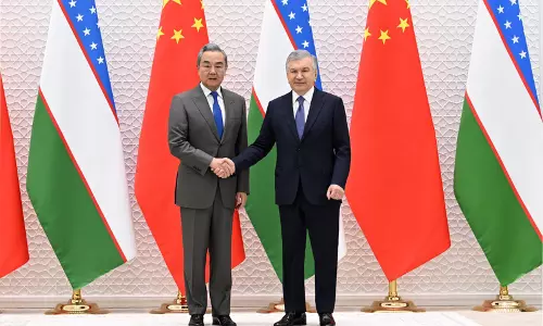 उज़्बेकिस्तान के राष्ट्रपति ने China के विदेश मंत्री से की मुलाकात उज़्बेकिस्तान के राष्ट्रपति ने China के विदेश मंत्री से की मुलाकात
