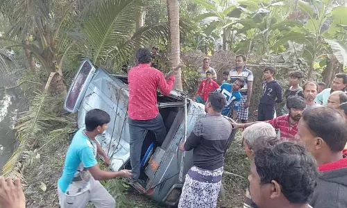 Uluberia में तालाब में गिरने से 3 छात्रों की मौत Uluberia में तालाब में गिरने से 3 छात्रों की मौत