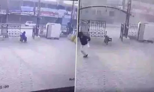 पेशावर में आत्मघाती हमला, पैरामिलिट्री फोर्स के 5 जवानों की मौत, 6 घायल पेशावर में आत्मघाती हमला, पैरामिलिट्री फोर्स के 5 जवानों की मौत, 6 घायल
