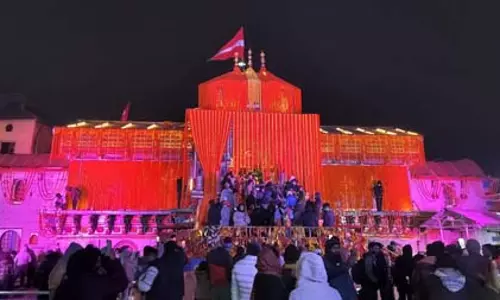 फूलों और रोशनी से जगमग बद्रीनाथ धाम, मंगलवार को बंद होंगे मंदिर के कपाट फूलों और रोशनी से जगमग बद्रीनाथ धाम, मंगलवार को बंद होंगे मंदिर के कपाट