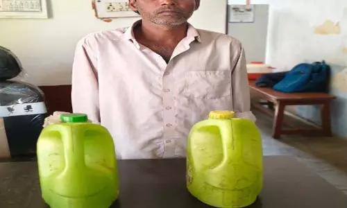 कोनी पुलिस की बड़ी कार्रवाई: 10 लीटर कच्ची महुआ शराब जब्त, आरोपी गिरफ्तार कोनी पुलिस की बड़ी कार्रवाई: 10 लीटर कच्ची महुआ शराब जब्त, आरोपी गिरफ्तार