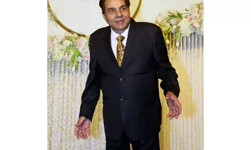 विराट कोहली ने Dharmendra को भावभीनी श्रद्धांजलि दी