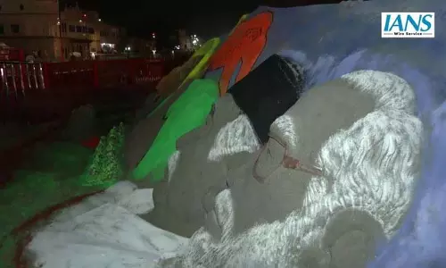 अयोध्या में कलाकार रूपेश सिंह की अनोखी कृति, पीएम मोदी की छवि वाली भव्य सैंड आर्ट ने खींचा ध्यान अयोध्या में कलाकार रूपेश सिंह की अनोखी कृति, पीएम मोदी की छवि वाली भव्य सैंड आर्ट ने खींचा ध्यान