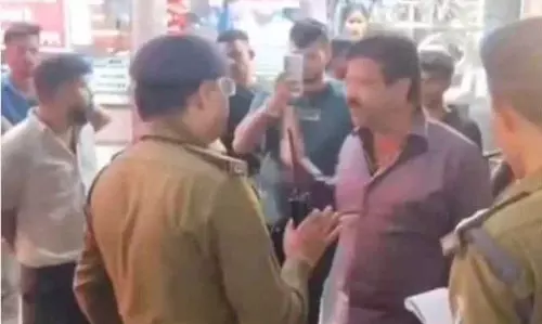 गोलबाजार में अतिक्रमण हटाने के दौरान एएसपी ट्रैफिक और व्यापारियों में विवाद, वीडियो वायरल गोलबाजार में अतिक्रमण हटाने के दौरान एएसपी ट्रैफिक और व्यापारियों में विवाद, वीडियो वायरल