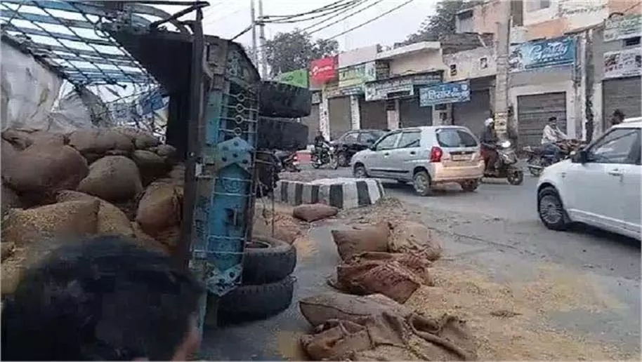 Haryana: अनियंत्रित होकर पलटी ट्राली, चालक ने कूदकर बचाई जान Haryana: अनियंत्रित होकर पलटी ट्राली, चालक ने कूदकर बचाई जान