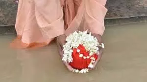 Ganga Mein Asthi Visarjan: गंगा में ही क्यों बहाई जाती हैं अस्थियां, क्या हैं मान्यताएं Ganga Mein Asthi Visarjan: गंगा में ही क्यों बहाई जाती हैं अस्थियां, क्या हैं मान्यताएं