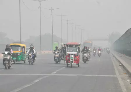 दिल्ली-एनसीआर में एक्यूआई 450 के पार, लोगों का सांस लेना दूभर दिल्ली-एनसीआर में एक्यूआई 450 के पार, लोगों का सांस लेना दूभर