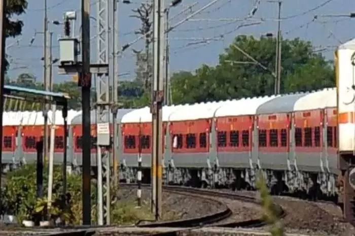 किरंदुल-विशाखापट्टनम ट्रेन में भारी भीड़, और बोगियां जोड़ने की मांग किरंदुल-विशाखापट्टनम ट्रेन में भारी भीड़, और बोगियां जोड़ने की मांग