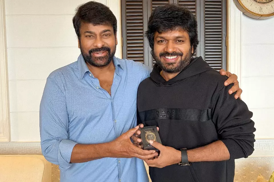 Chiranjeevi का स्पेशल सरप्राइज: अनिल रविपुडी को जन्मदिन पर मिली खास घड़ी Chiranjeevi का स्पेशल सरप्राइज: अनिल रविपुडी को जन्मदिन पर मिली खास घड़ी