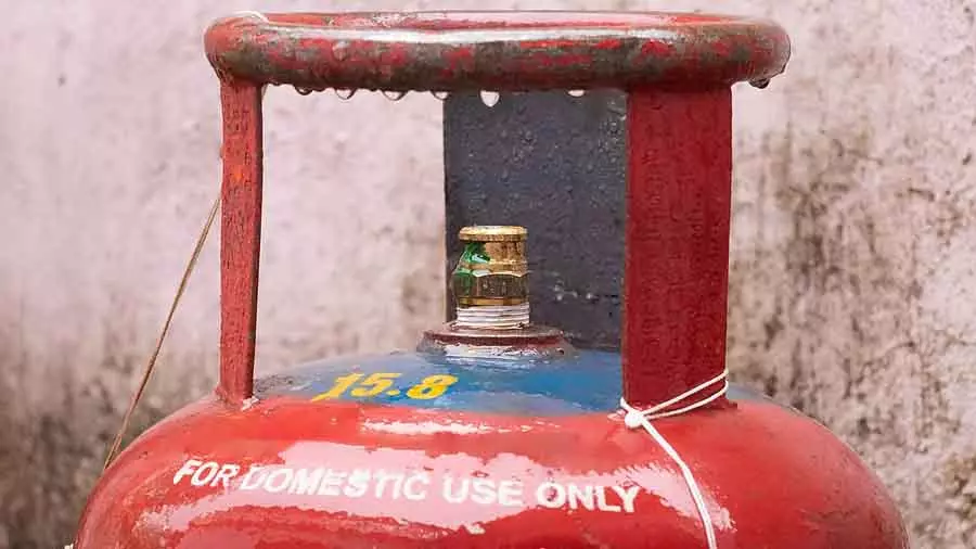 केरल के कोल्लम में एक आदमी ने LPG सिलेंडर से मारकर अपनी पत्नी की हत्या कर दी केरल के कोल्लम में एक आदमी ने LPG सिलेंडर से मारकर अपनी पत्नी की हत्या कर दी