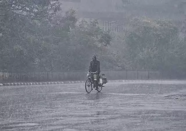 Chennai समेत 24 जिलों में दोपहर 1 बजे तक बारिश की संभावना Chennai समेत 24 जिलों में दोपहर 1 बजे तक बारिश की संभावना